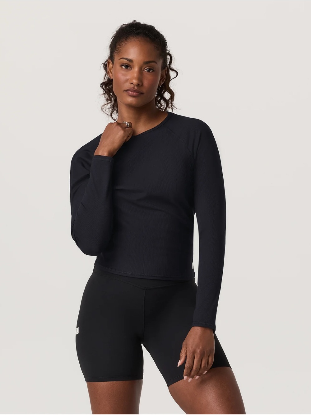 Vuori Pose Long Sleeve Crew in Black Small Medium